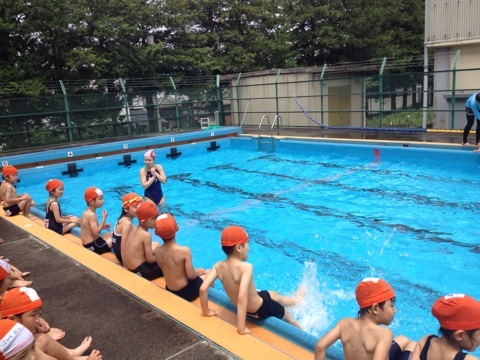 小学校の水泳指導は水慣れがとても大事 泳げる子どもにする指導とは 元教師が考える小学校の課題と50歳からの人生目標